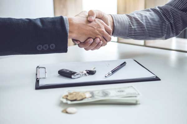 Vendere un’auto con fermo amministrativo: è legale?